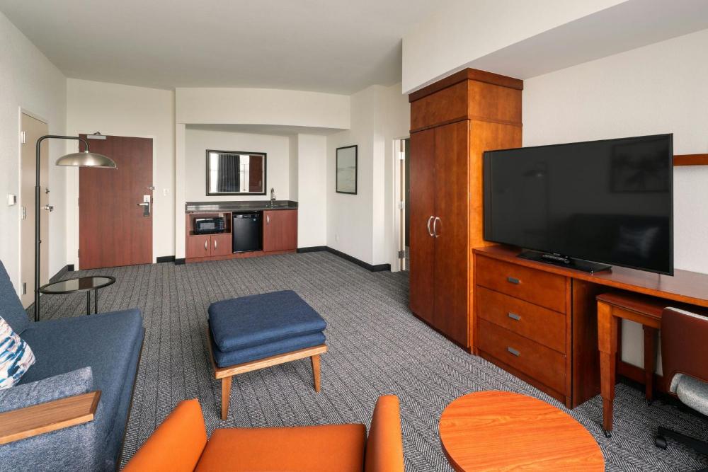 One-Bedroom Suite with One King Bed and One Single Bed and Bathtub - Mobility Access interior